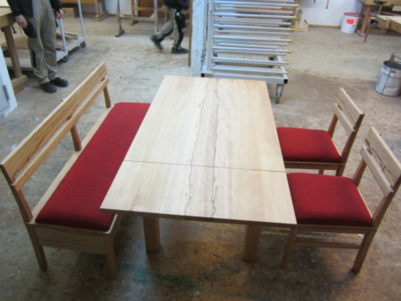 Schreinertisch mit Bank- und Stuhlauflagen